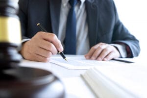 Ilustrasi legalitas usaha dan dokumen hukum resmi untuk pendirian bisnis